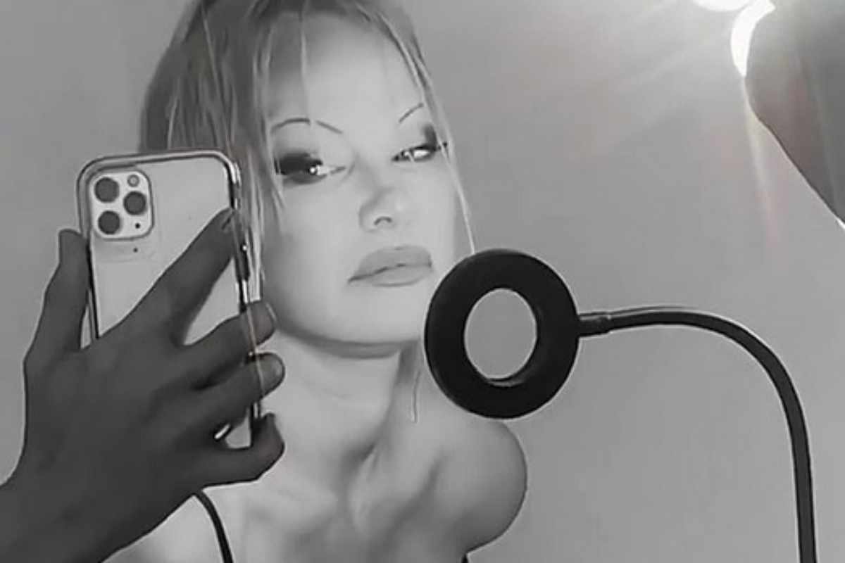 Pamela Anderson selfie em preto e branco