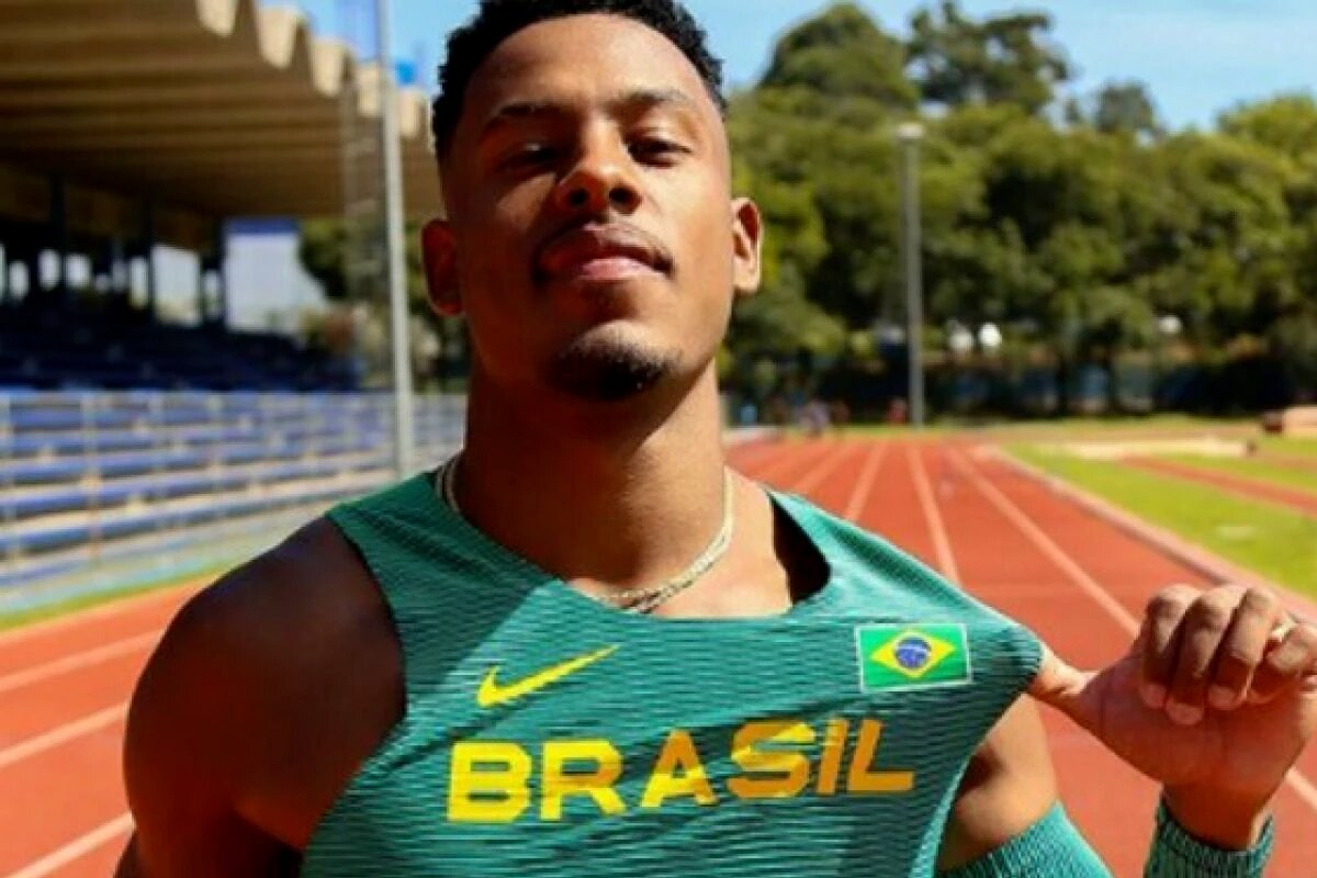 Paulo André na pista de atletismo com o uniforme da seleção brasileira