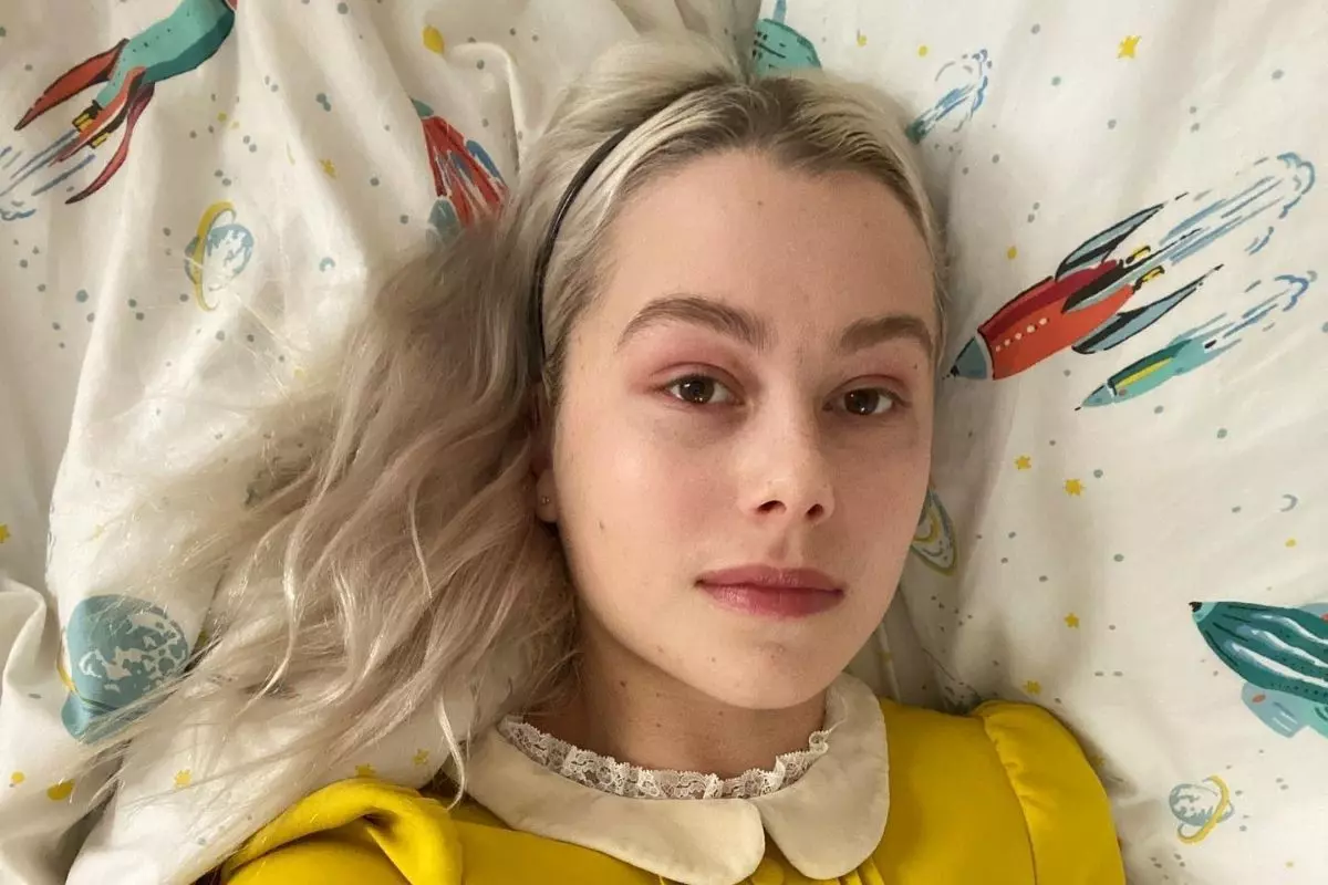 Phoebe Bridgers em selfie deitada