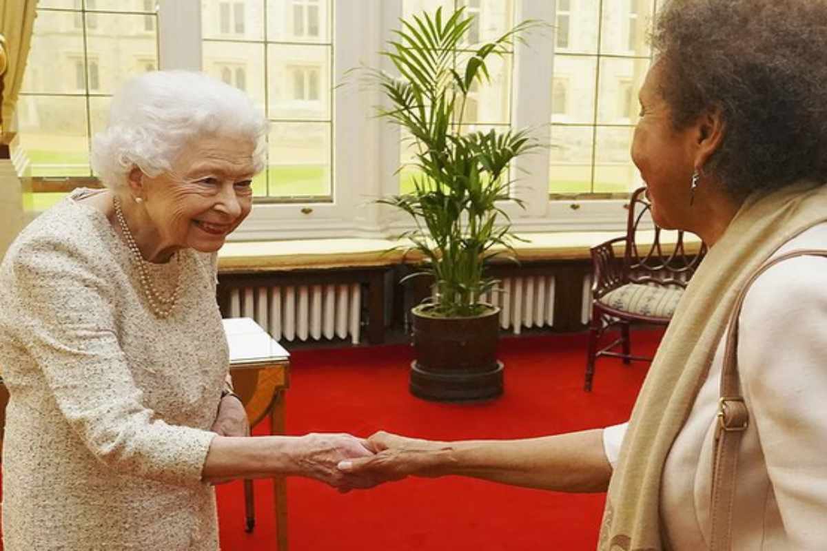 Rainha Elizabeth II cumprimenta uma mulher