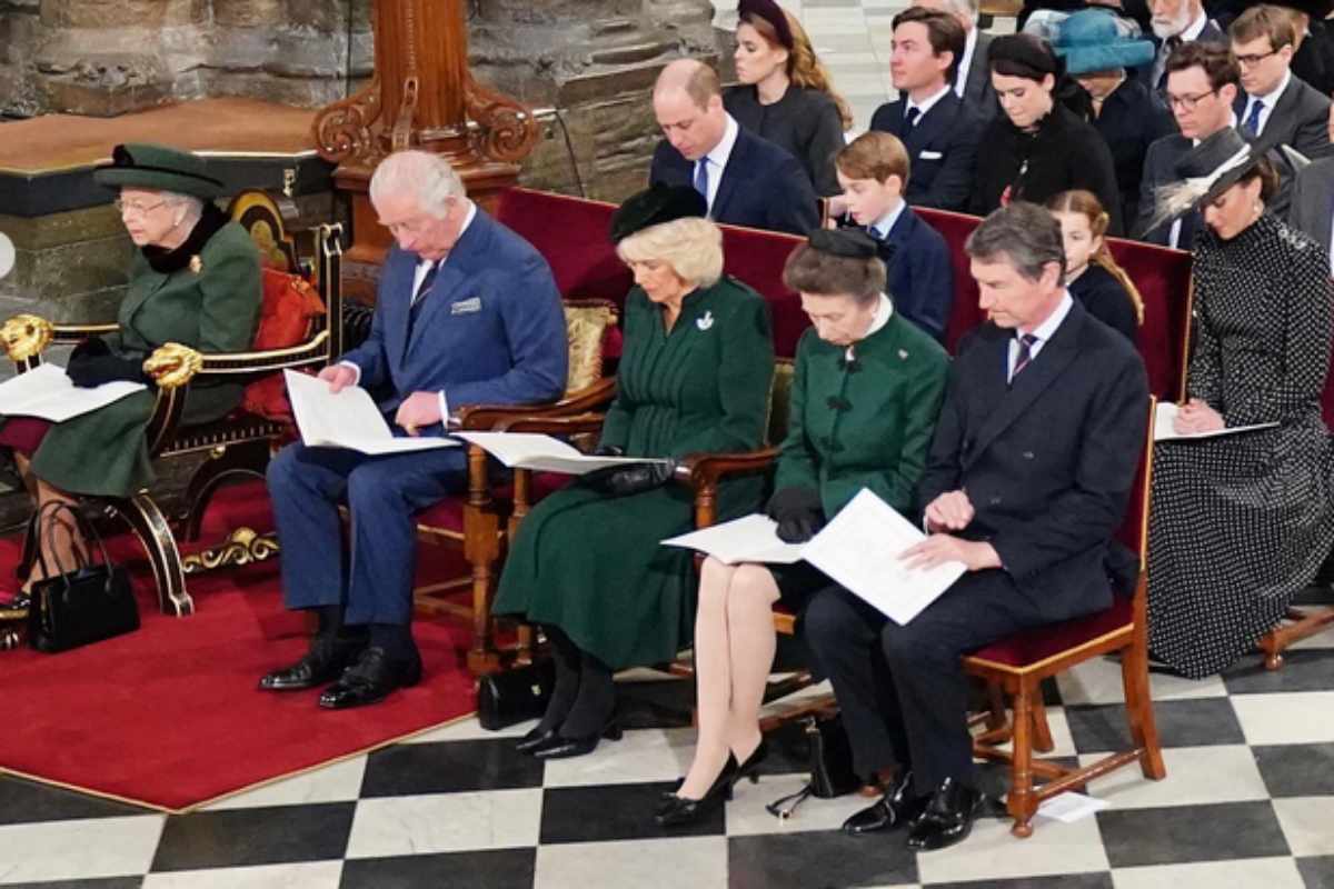 Rainha Elizabeth e a família real no memorial a Philip