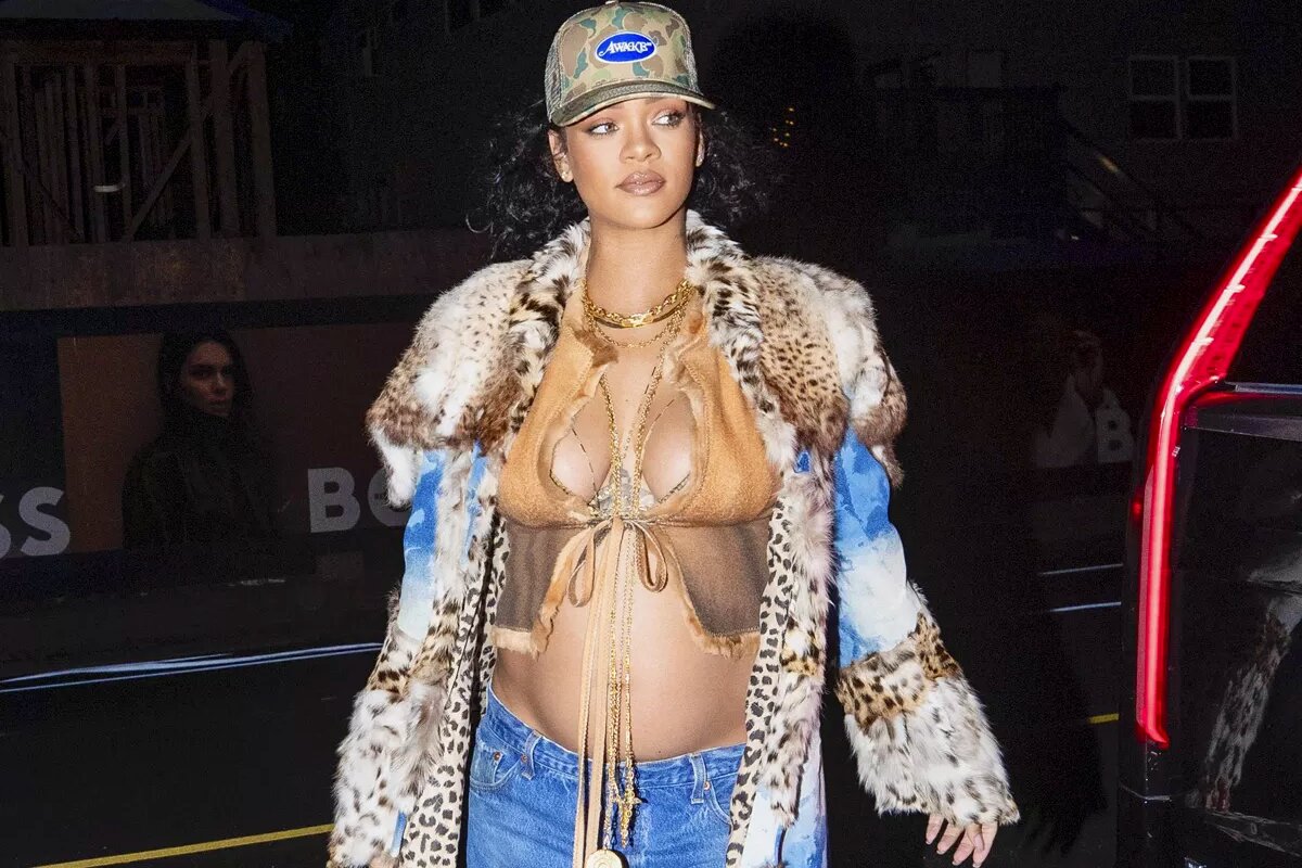 Rihanna exibe barriga