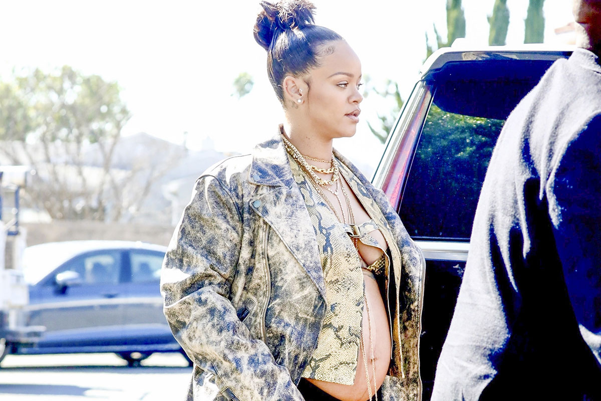 Rihanna exibe barrigão de grávida