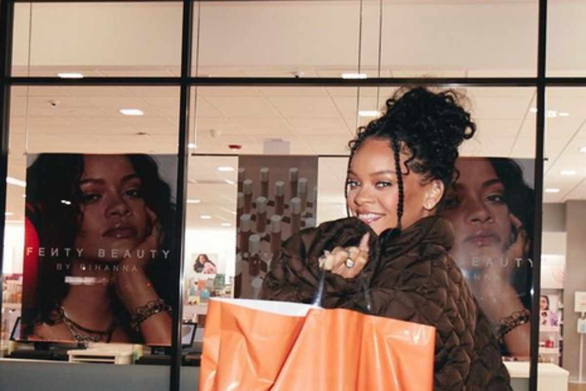 Rihanna sorrindo em loja