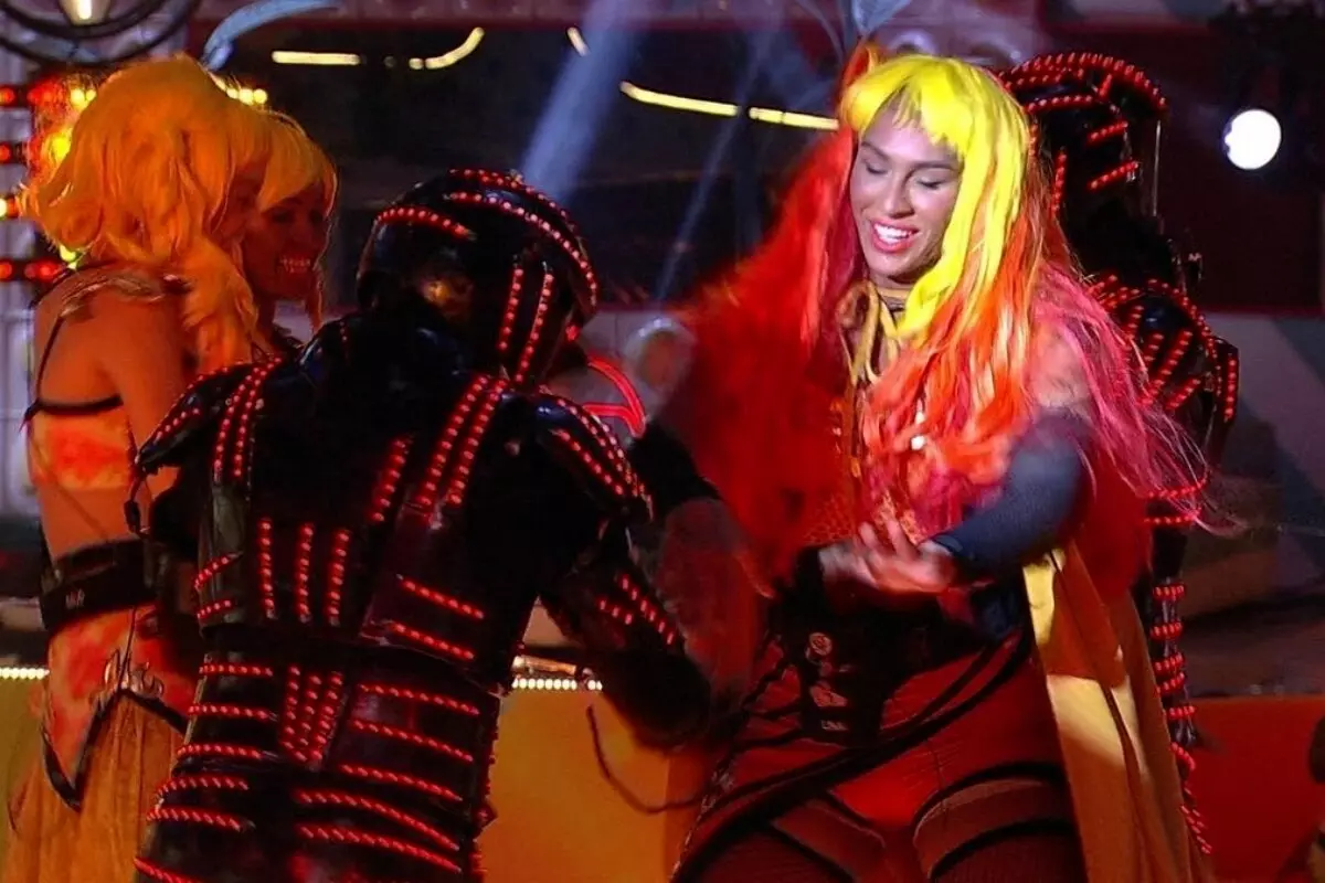 Robô dança com Linn da Quebrada