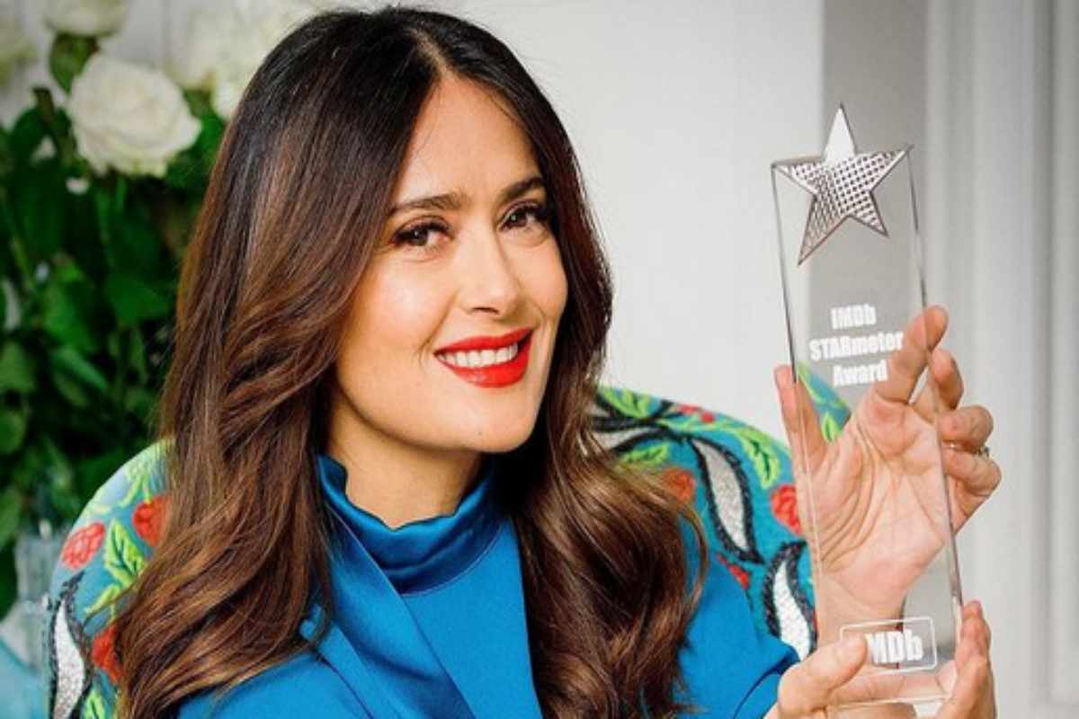 Salma Hayek sorri com seu prêmio