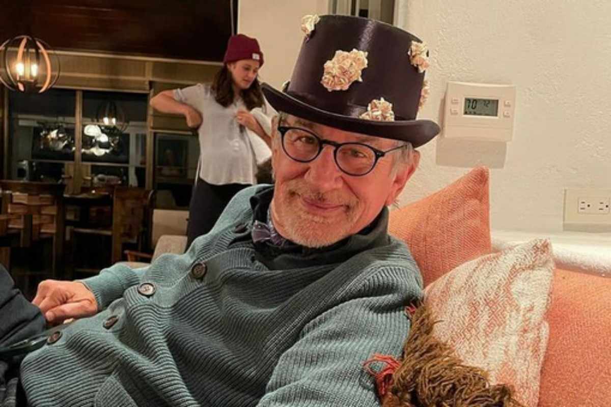 Steven Spielberg faz selfie com chapéu engraçado