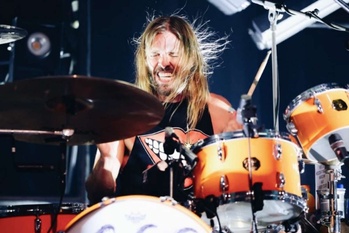 Taylor Hawkins toca no show do Foo Fighters em Los Angeles, nos Estados Unidos
