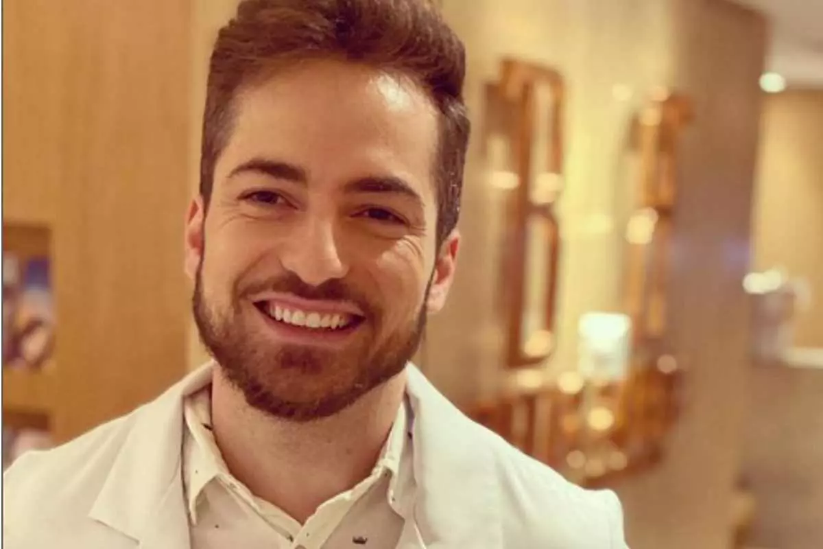 Thales Bretas sorrindo