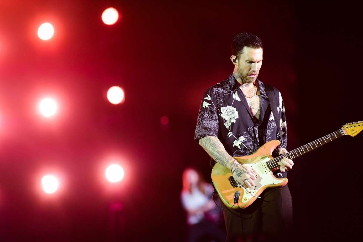 Maroon 5 canta para plateia de casais famosos em São Paulo