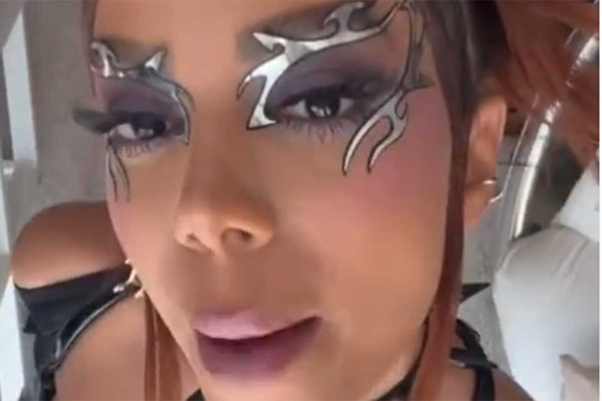 Anitta de pintura metalizada no rosto
