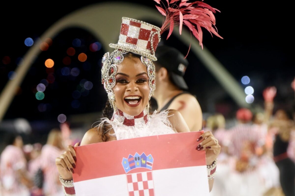 Anny Alves com a bandeira da Croácia na Sapucaí