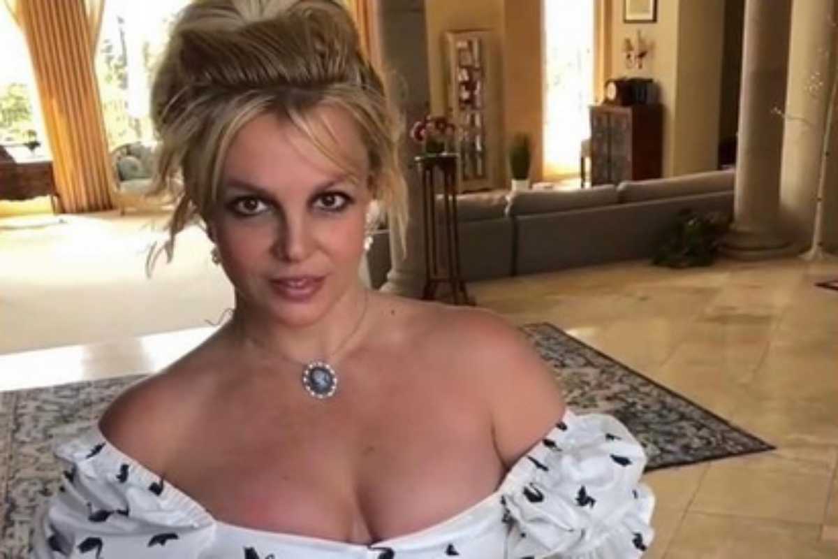 Britney Spears de ombros à mostra