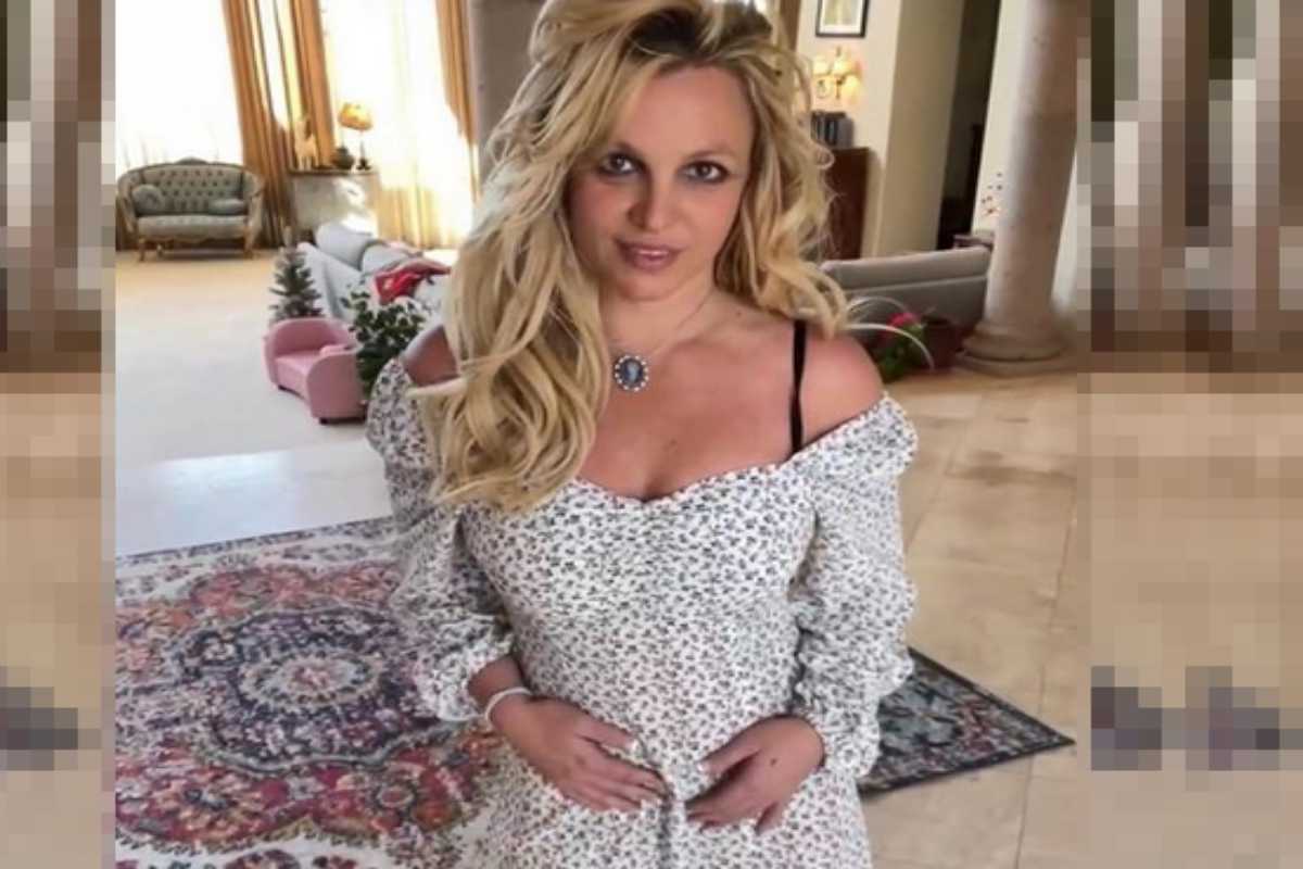 Britney Spears com a mão na barriguinha