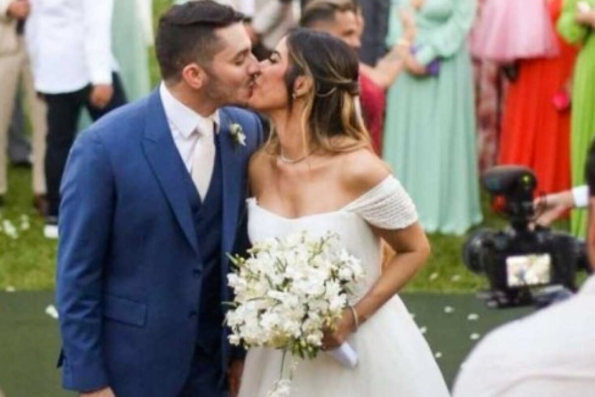 Jonas Esticado e Bruna Hazin se beijando no casamento