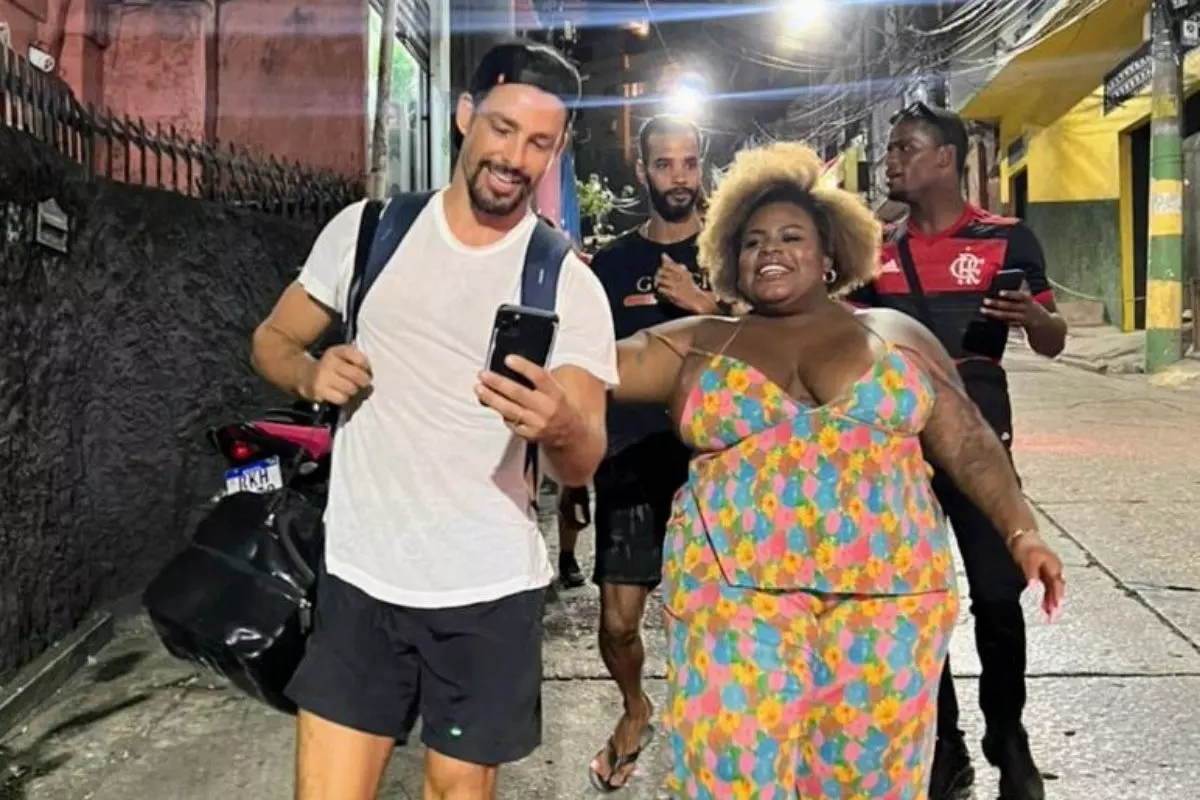 Cauã Reymond grava no Vidigal e desce o morro com Jojo Todynho