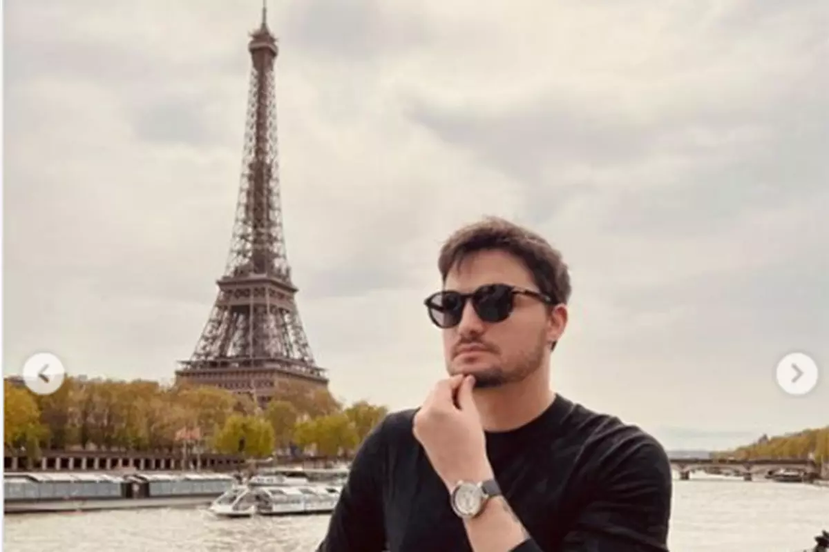 felipe neto posando próximo à torre eiffel em paris