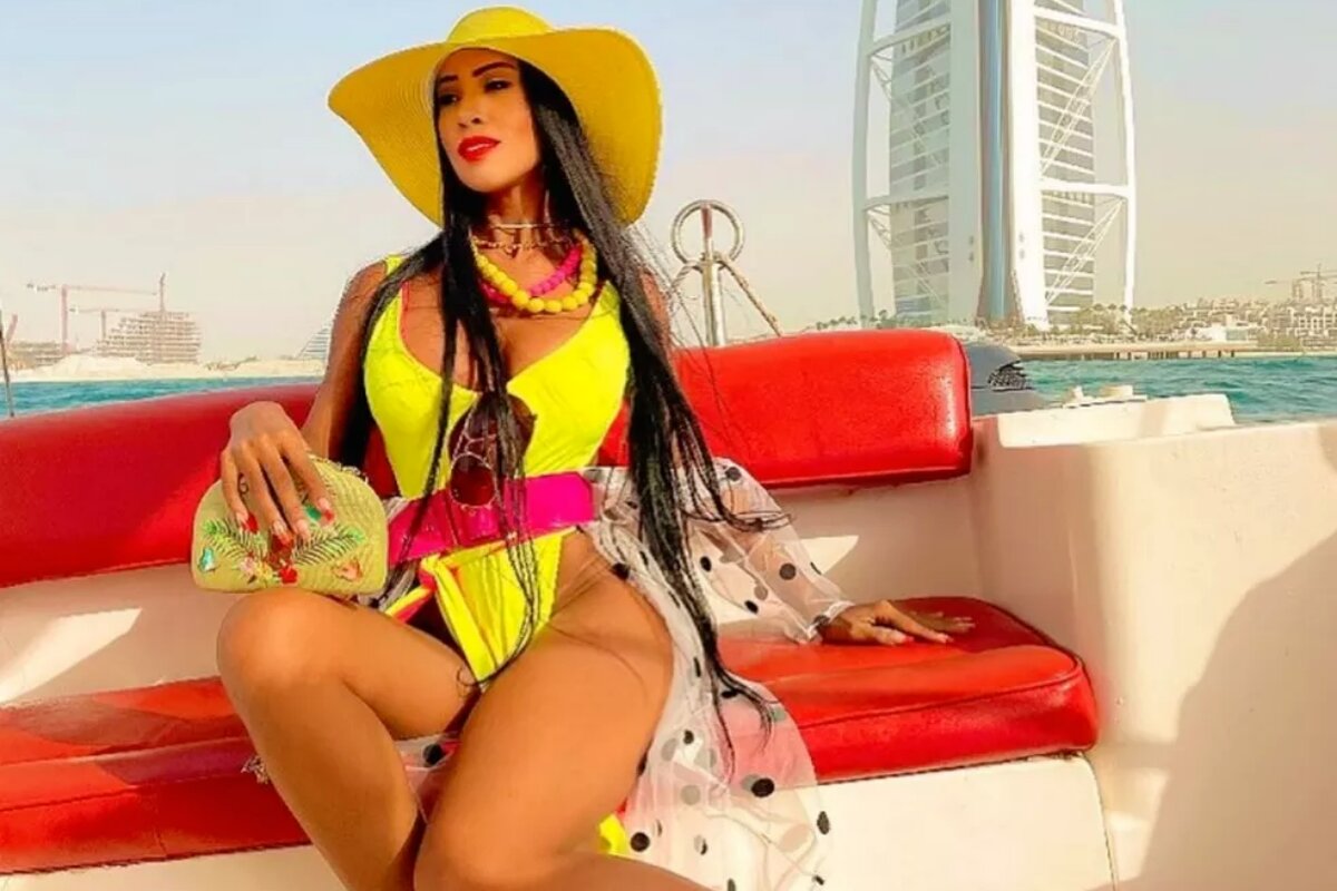 Cantora gospel Isabela Cristy de maiô amarelo e acessórios, em Dubai
