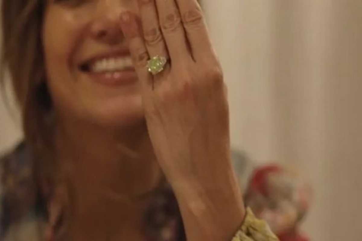 Jennifer Lopez mostra anel de diamante verde