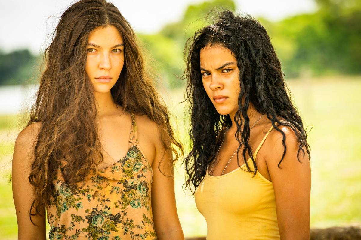 Juma (Alanis Guillen) e Muda (Bella Campos) em clique de Pantanal