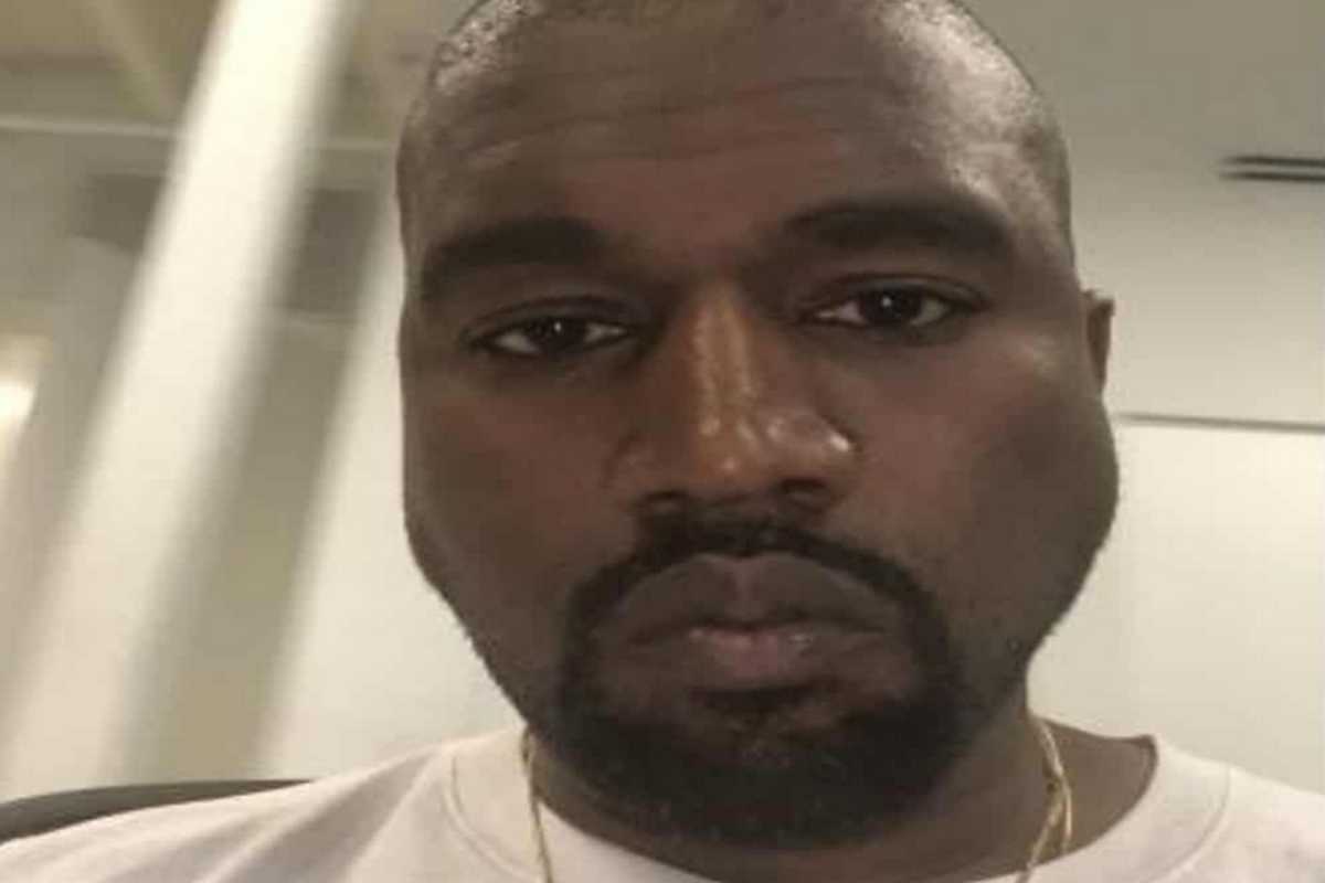 Kanye West com cara de sério