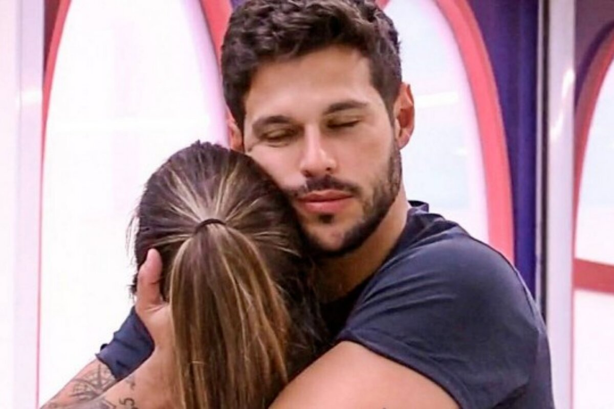 Laís Caldas e Rodrigo Mussi abraçados