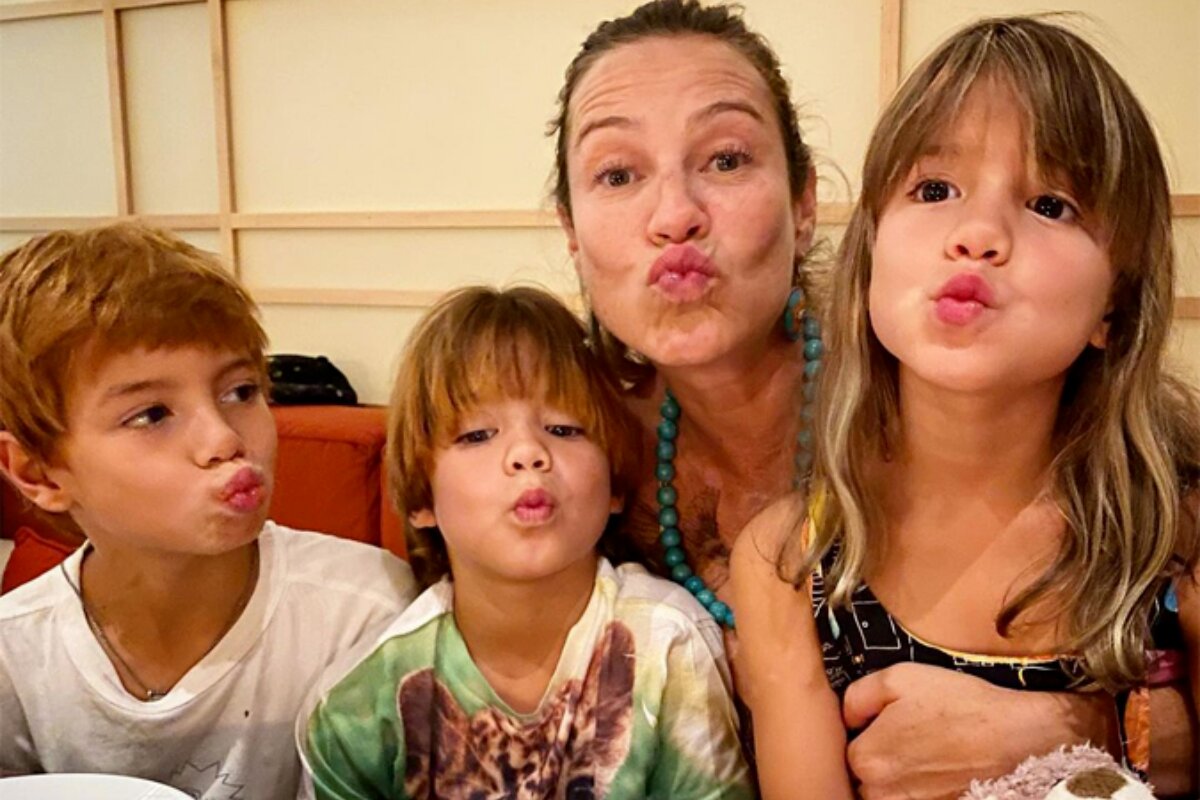 Luana Piovani e os filhos mandando beijo, fazendo bico