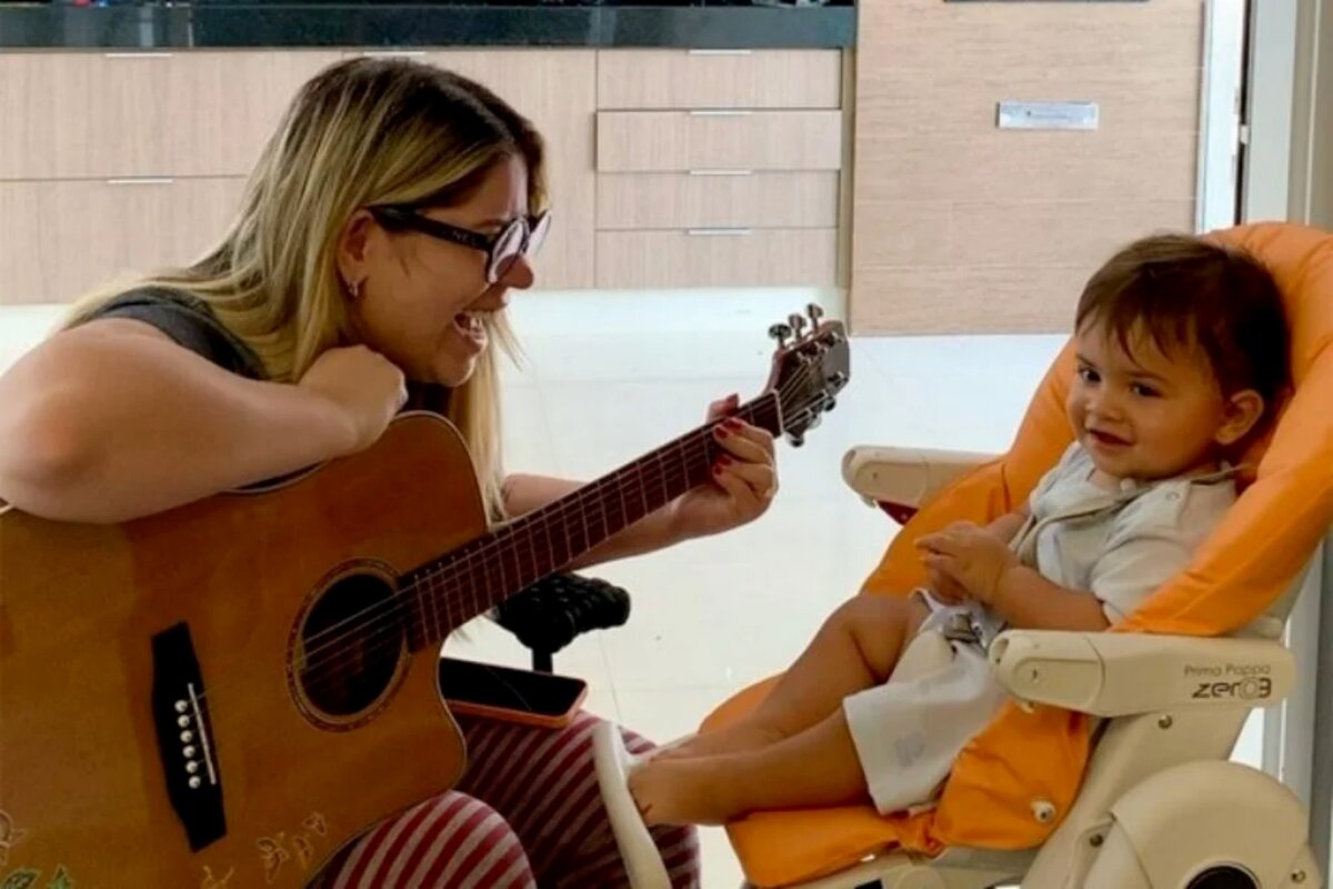 Marília Mendonça tocando violão para o filho, Leo
