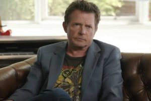 Michael J. Fox sentado no sofá