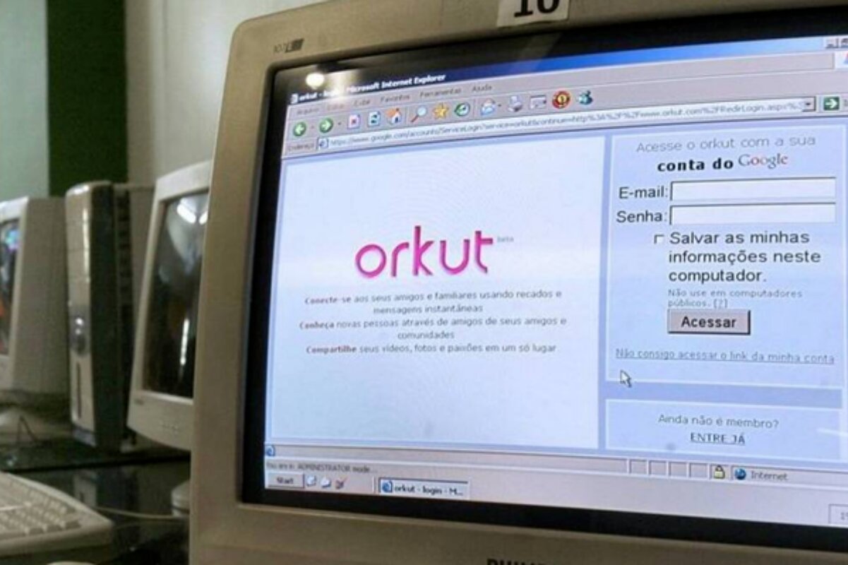 Computador antigo com a página inicial do Orkut