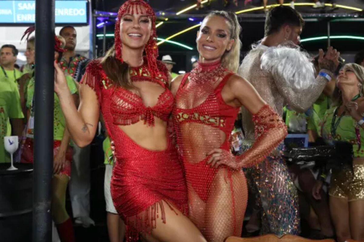 Paolla Oliveira e Monique Alfradique, de look vermelho, no camarote da Sapucaí