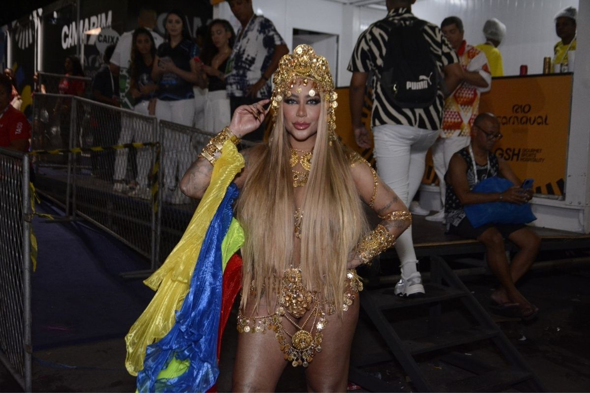 Rafaella Santos arrasa na fantasia para desfile