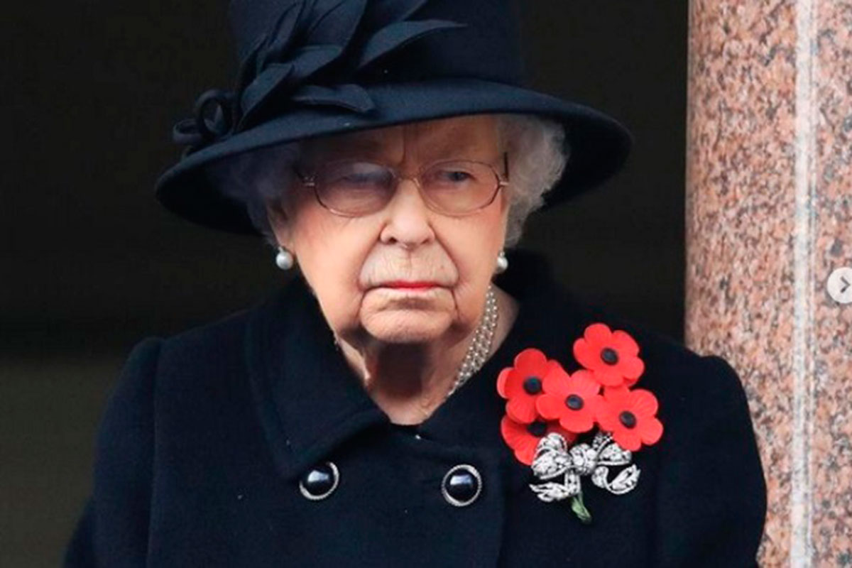 Retrato Rainha Elizabeth com roupa preta e flores vermelhas na lapela