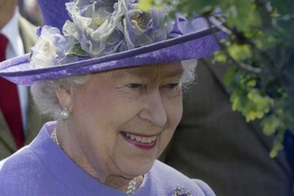 Rainha Elizabeth II de chapéu lilás