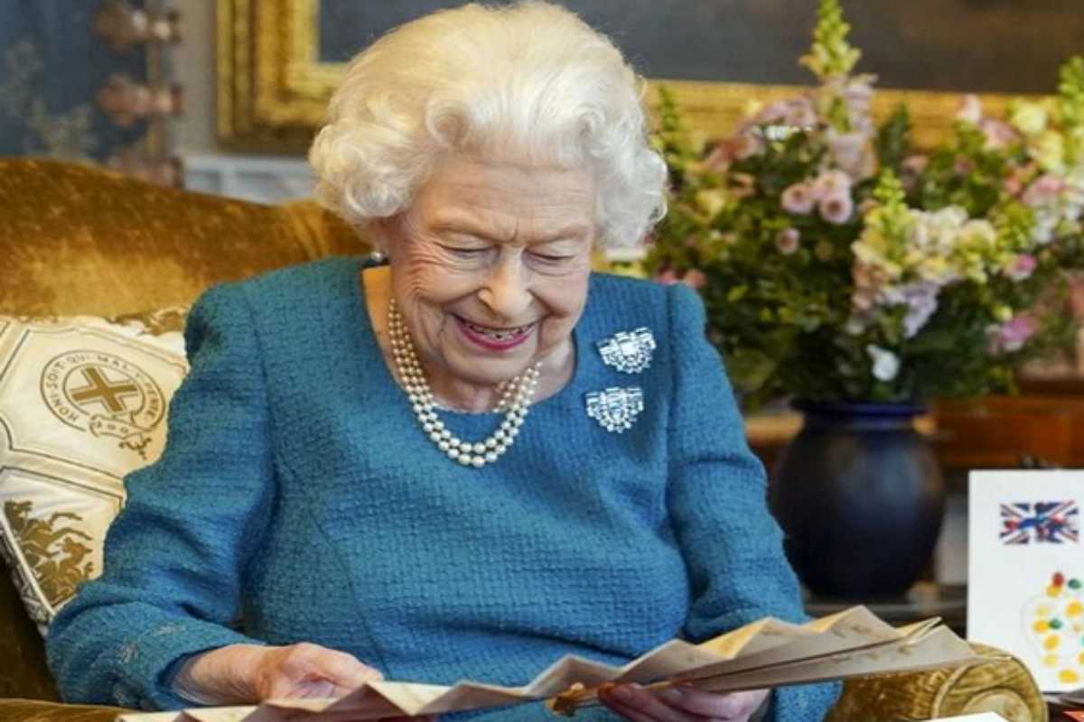 Rainha Elizabeth II empolgada ao ler jornal