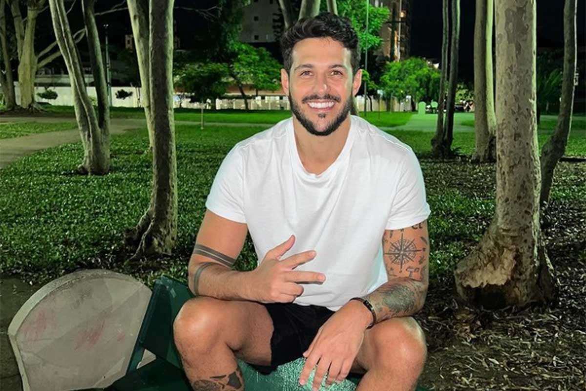 Rodrigo Mussi sentado em um jardim