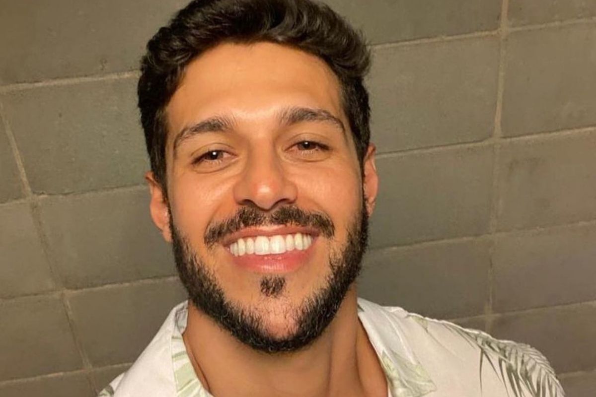 Rodrigo Mussi dando sorriso em selfie