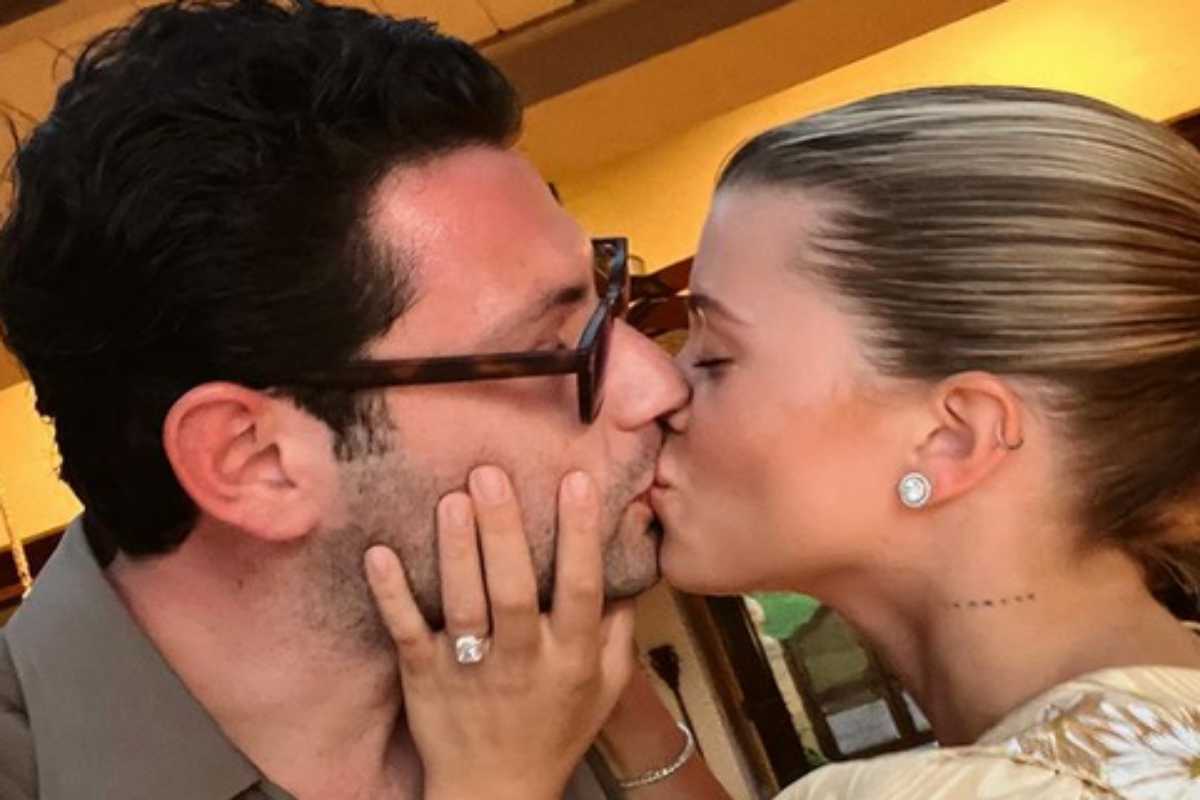 Sofia Richie beija noivo e mostra anel de diamantes