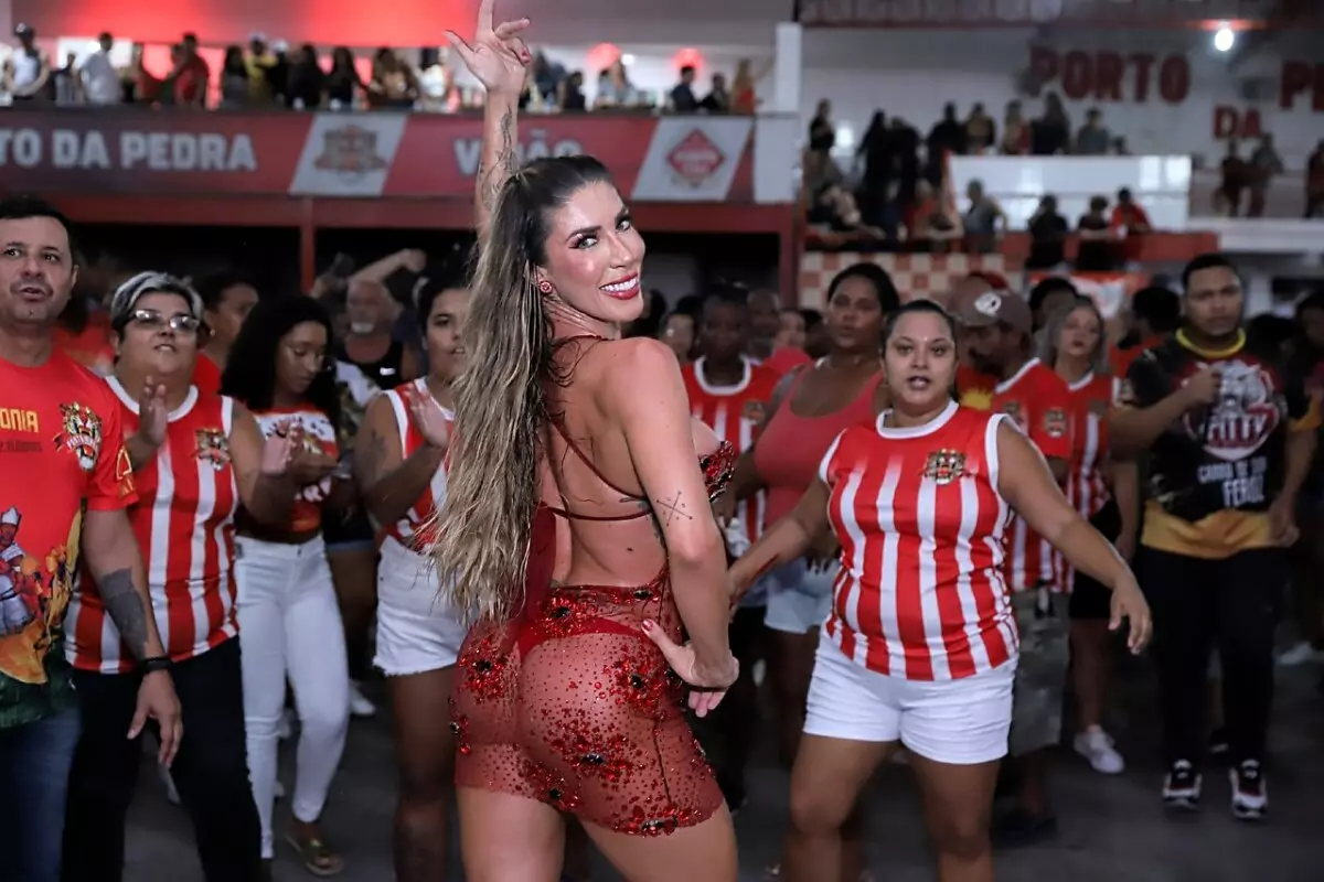 Tati Minerato de look vermelho transparente comemora aniversário na Porto da Pedra