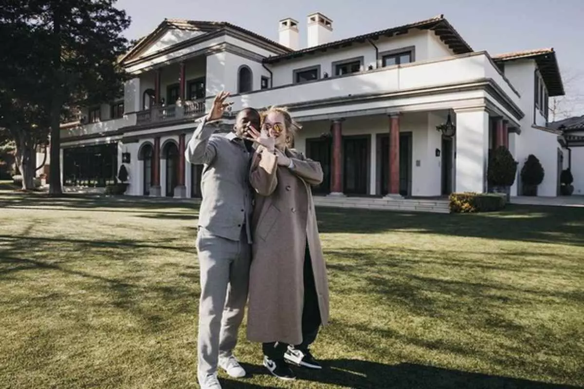 Rich Paul e Adele na frente de sua nova casa