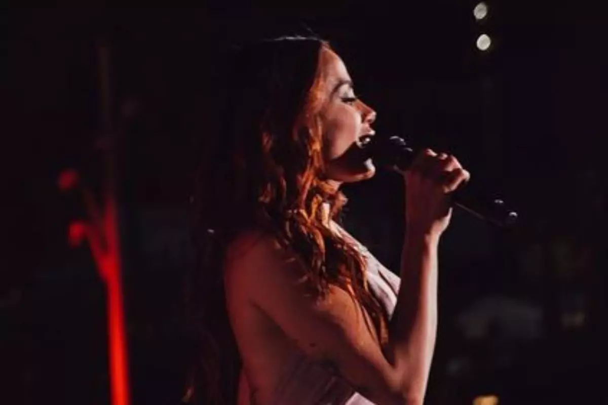 anitta cantando em show de abertura do gp de miami de fórmula 1