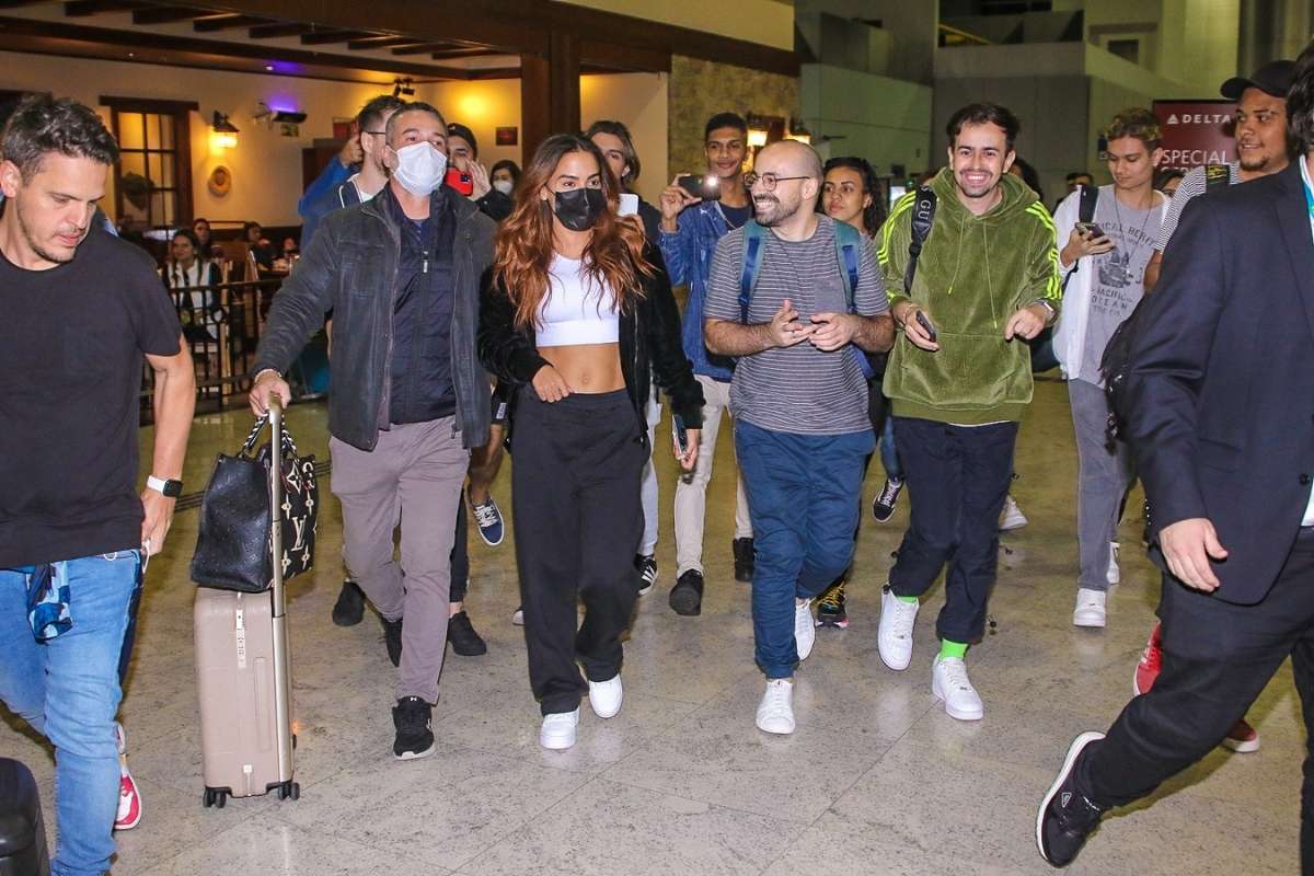 Anitta é cercada por fãs em aeroporto de São Paulo