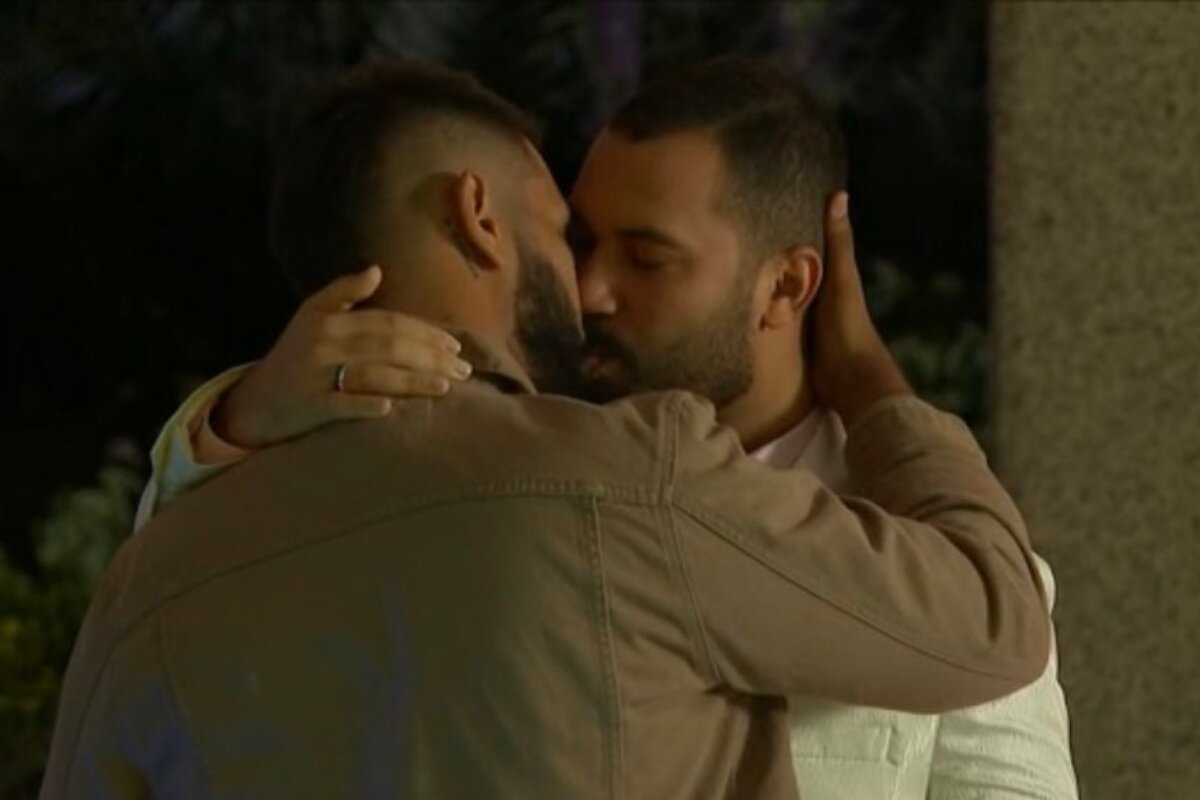 Gil do Vigor e Raimundo se beijando