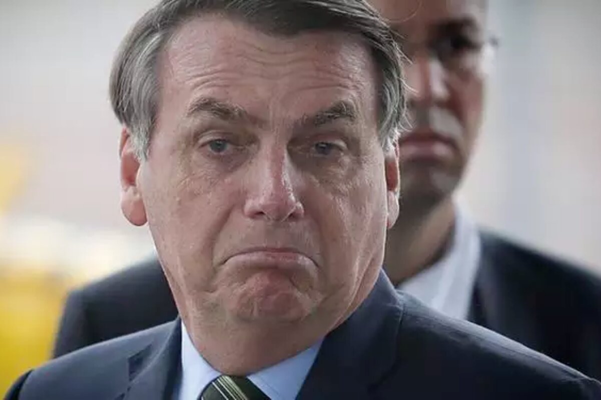 Jair Bolsonaro com expressão de deboche