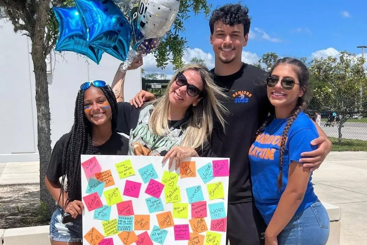 Carla Perez em foto com o filho Victor Alexandre, a nora e a afilhada