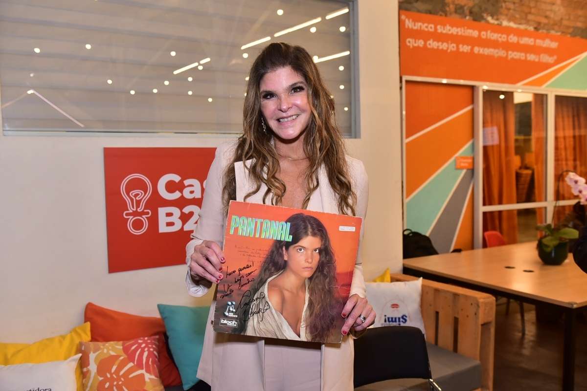 Cristiana Oliveira lança livro autobiográfico em São Paulo