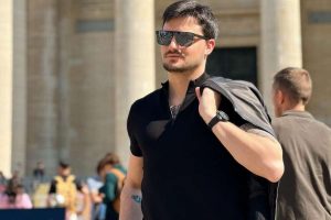 Felipe Neto denuncia preço de passagens aéreas