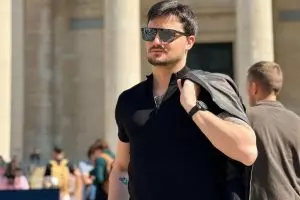 Felipe Neto denuncia preço de passagens aéreas