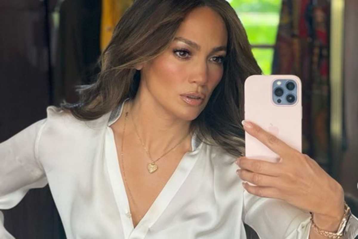 Jennifer Lopez faz selfie sexy
