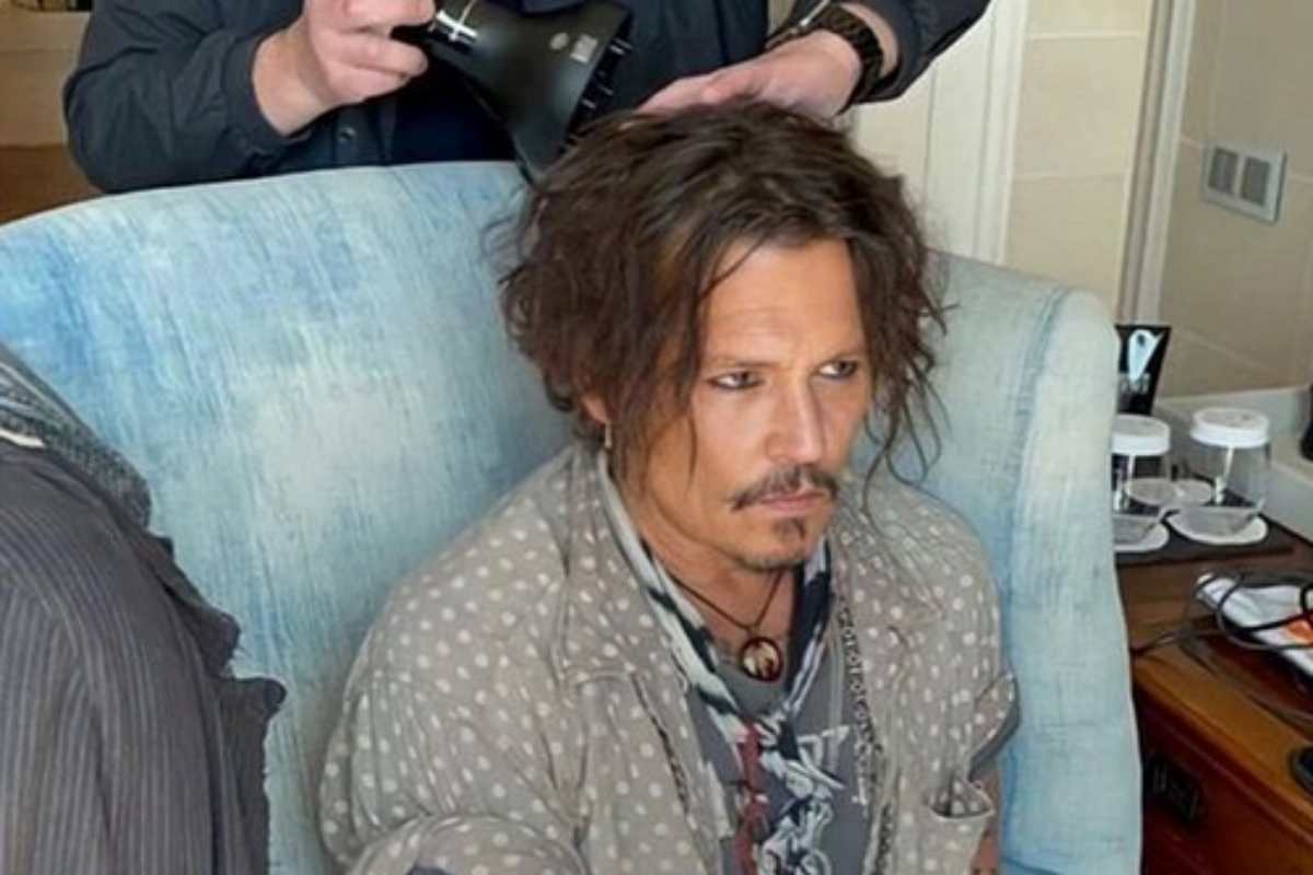 Johnny Depp arrumando cabelo